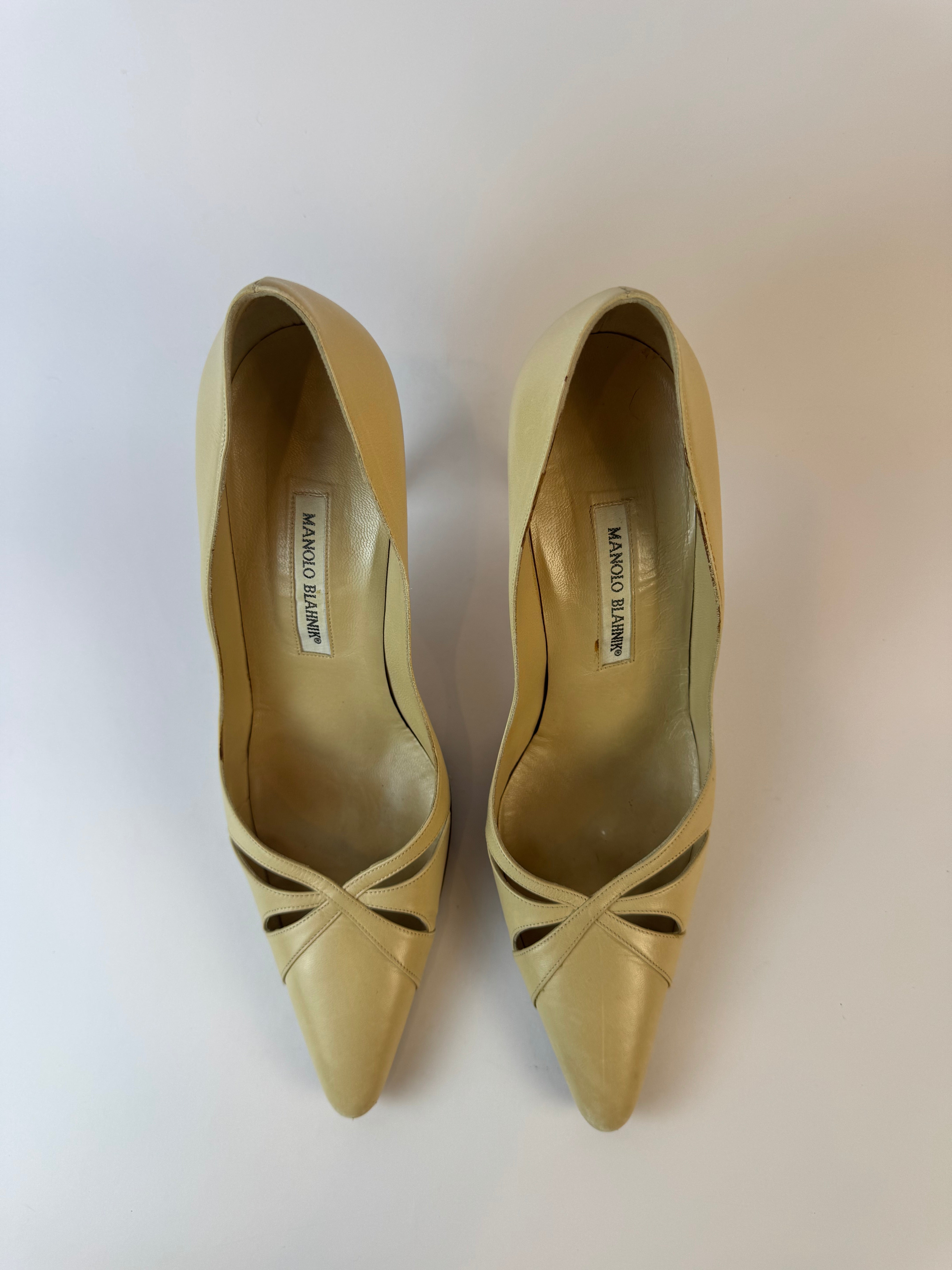 Manolo Blahnik Ivory Pumps 40