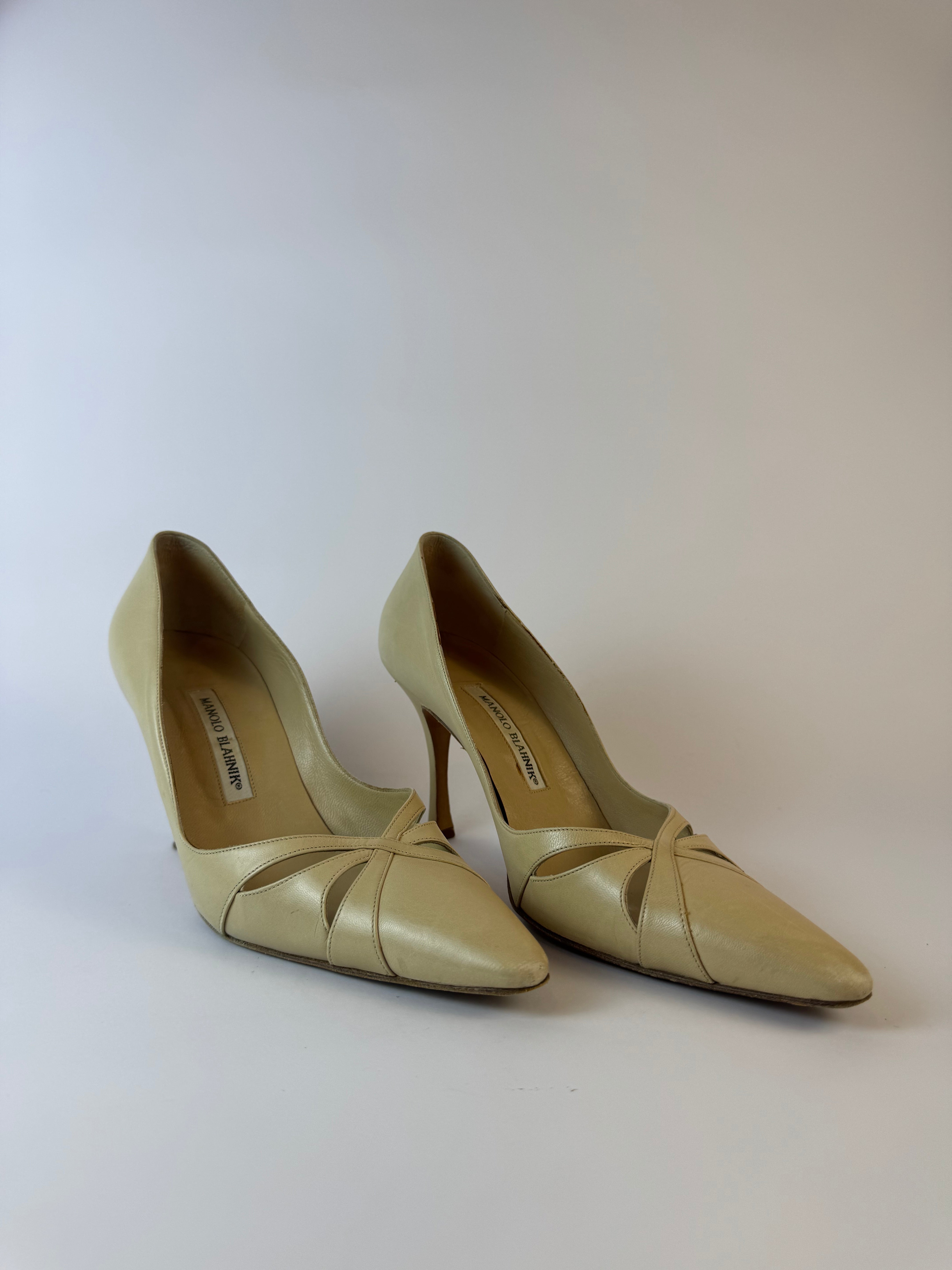 Manolo Blahnik Ivory Pumps 40