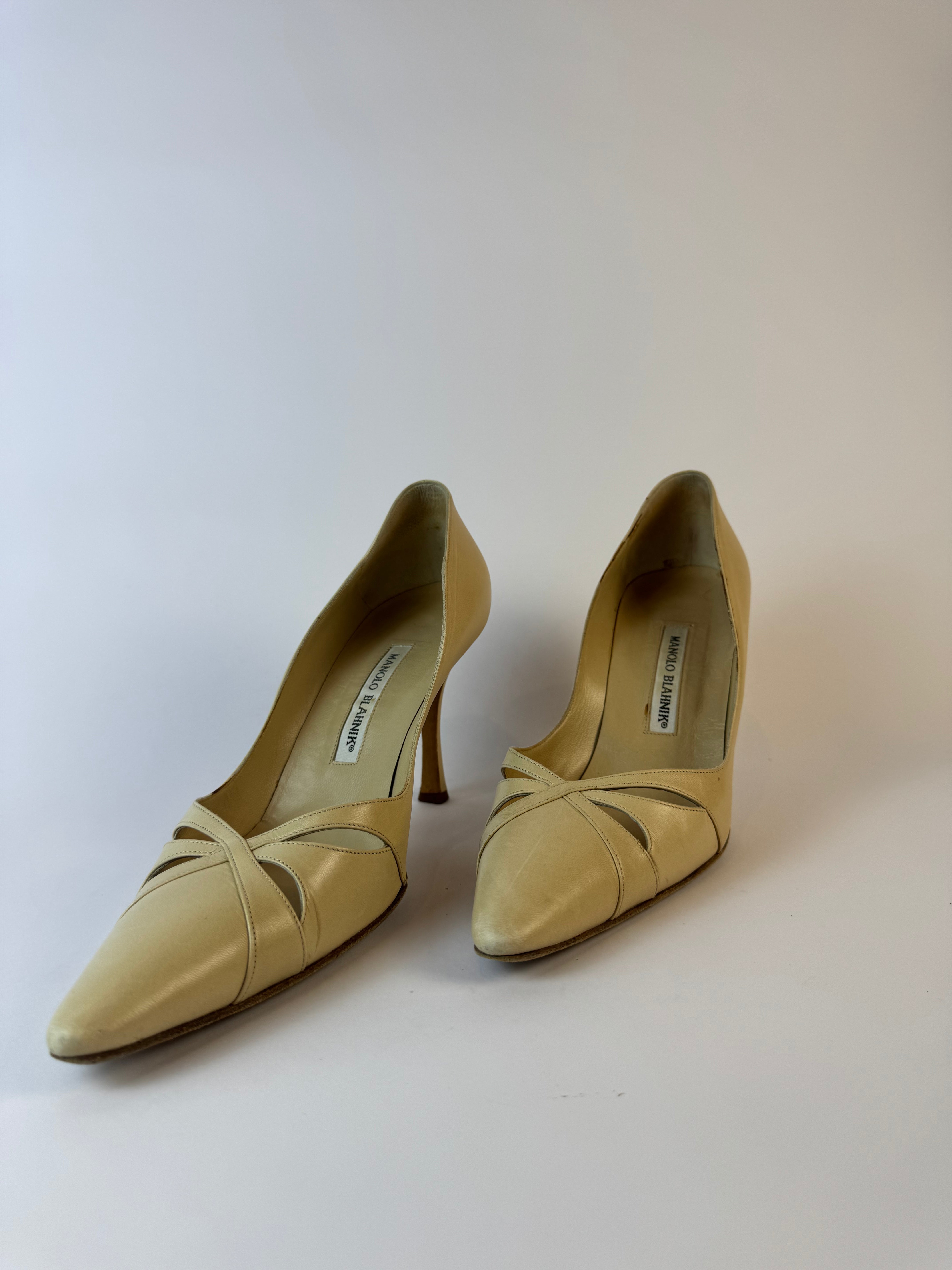 Manolo Blahnik Ivory Pumps 40