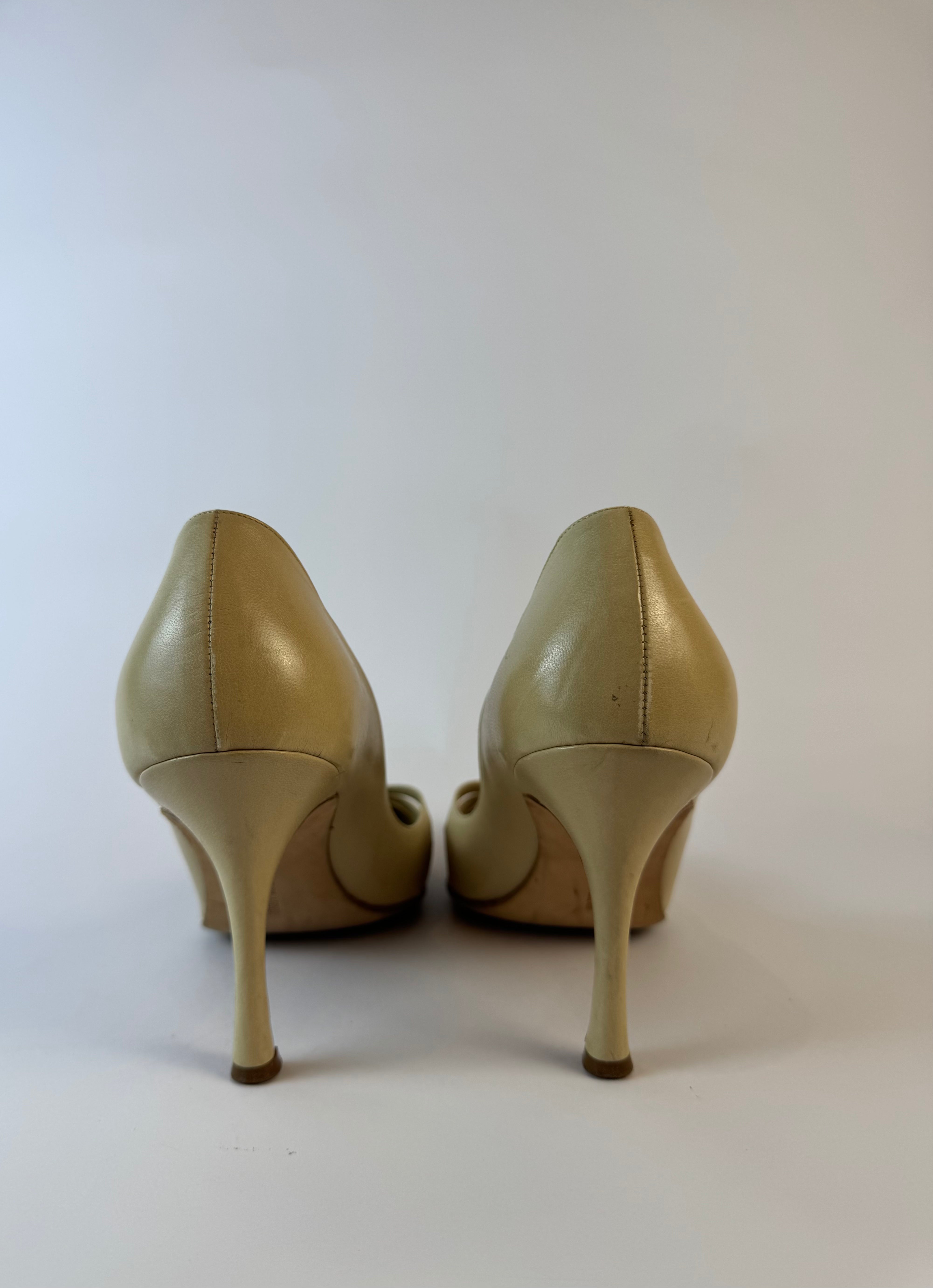 Manolo Blahnik Ivory Pumps 40