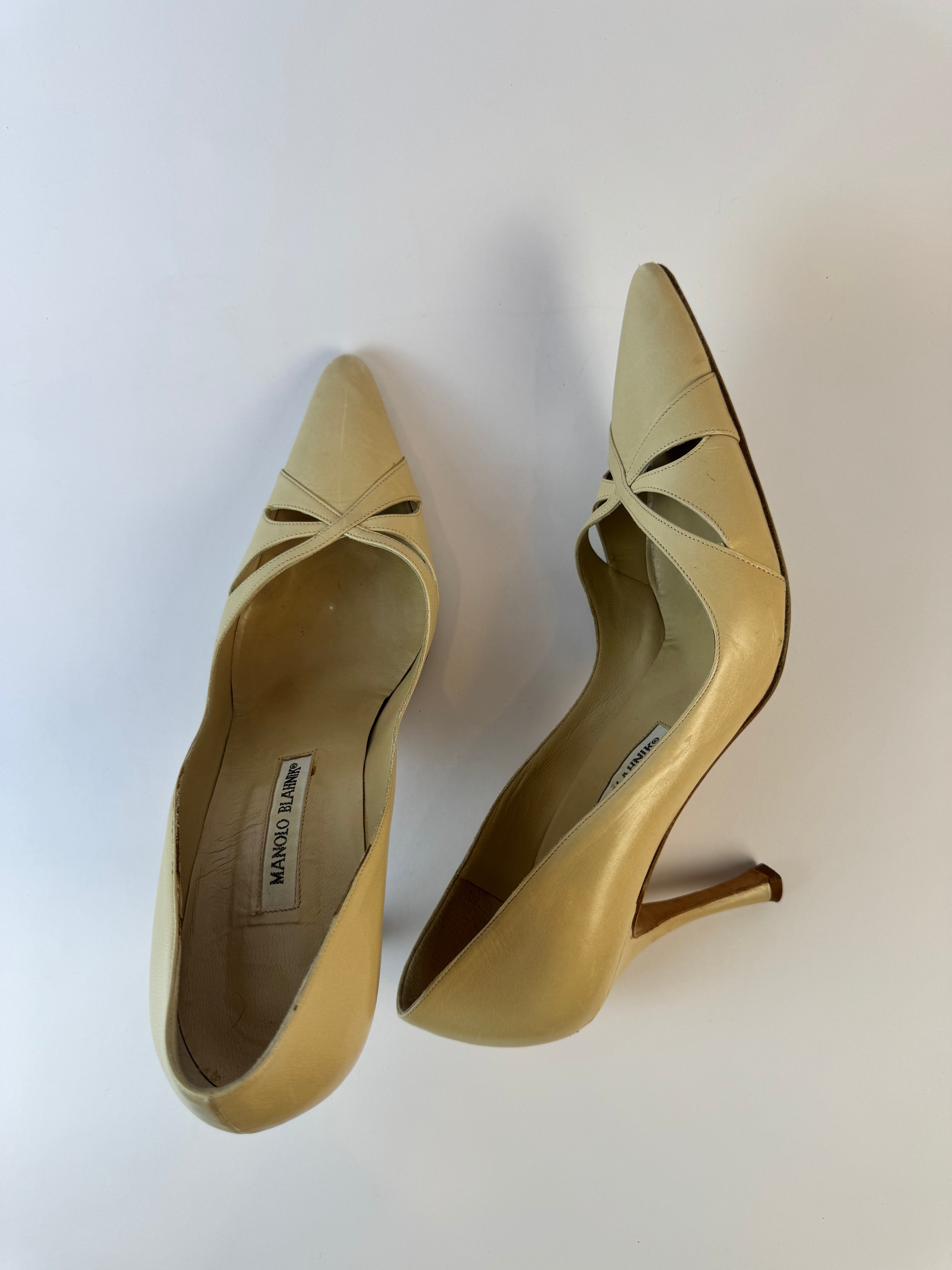 Manolo Blahnik Ivory Pumps 40