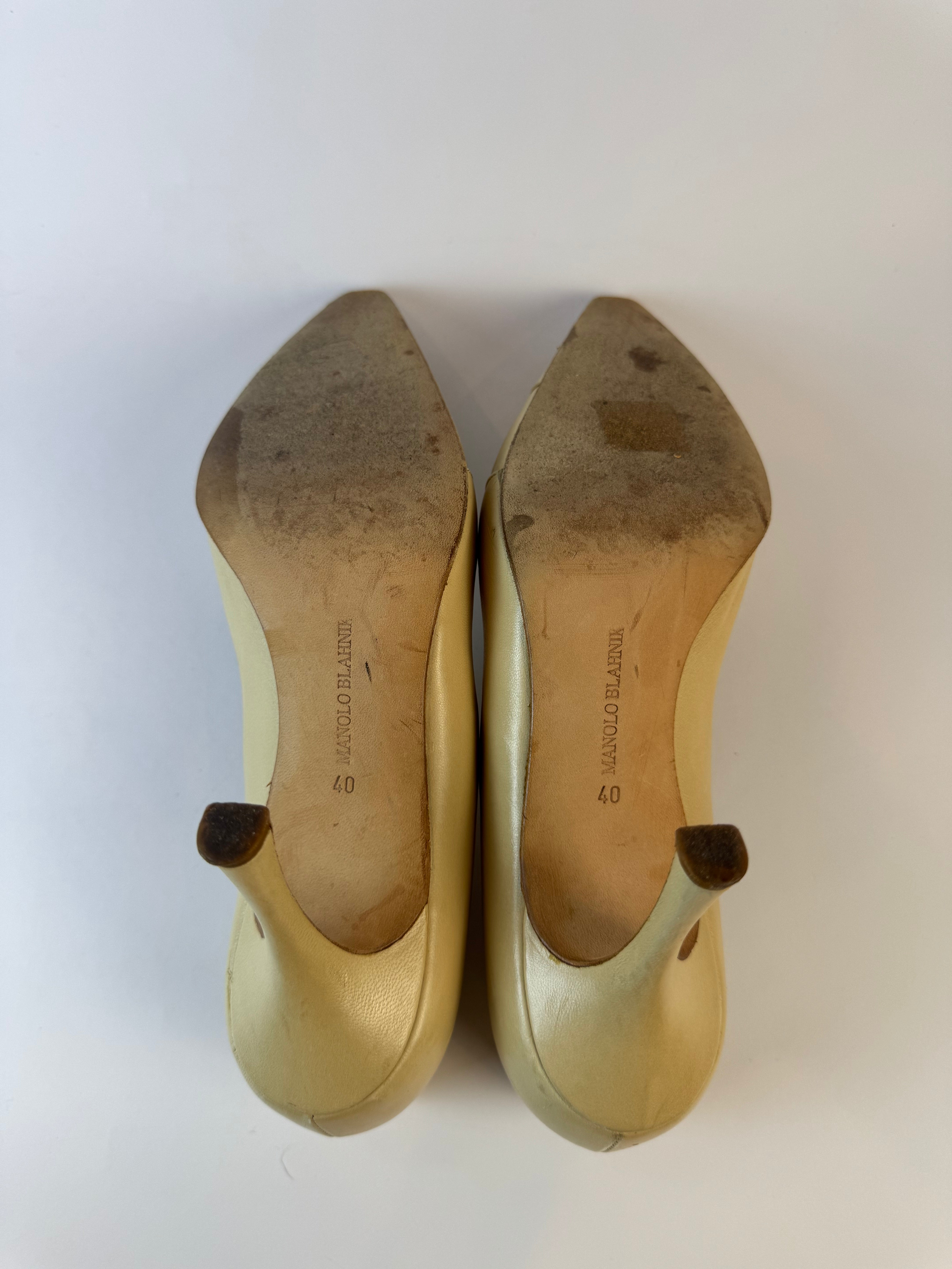 Manolo Blahnik Ivory Pumps 40
