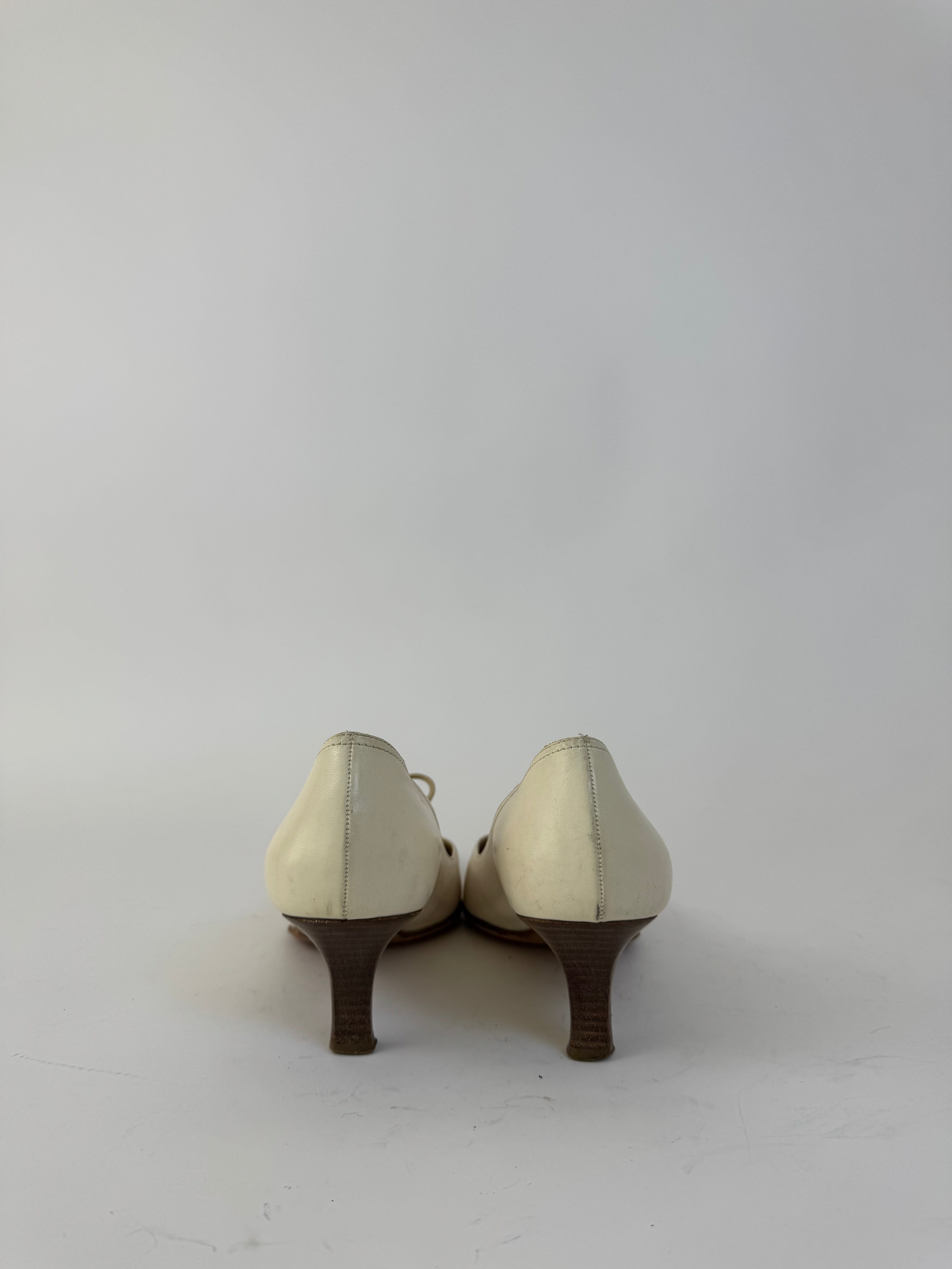 Chanel Beige Leather Bow Cap Pumps 38.5
