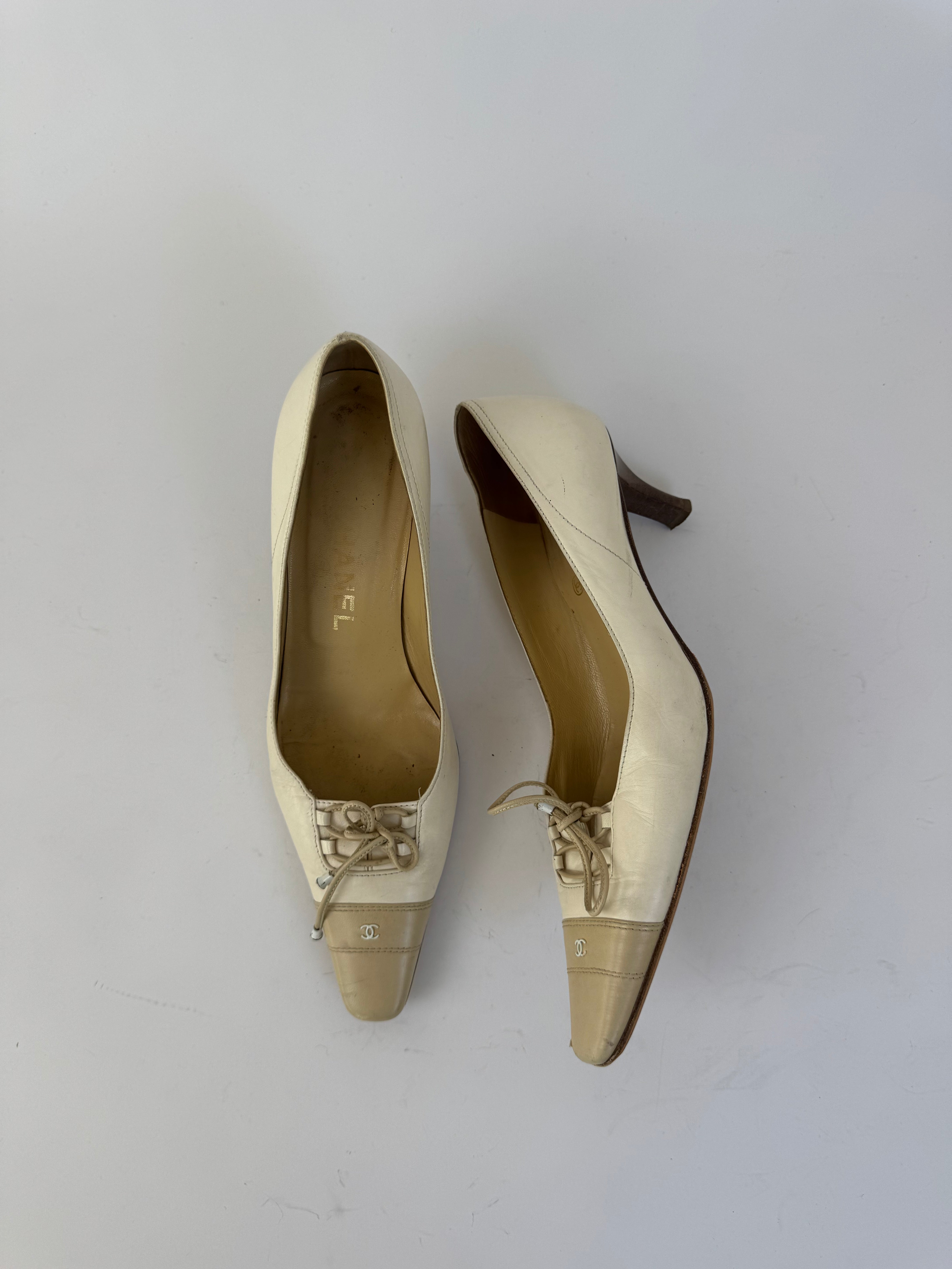 Chanel Beige Leather Bow Cap Pumps 38.5