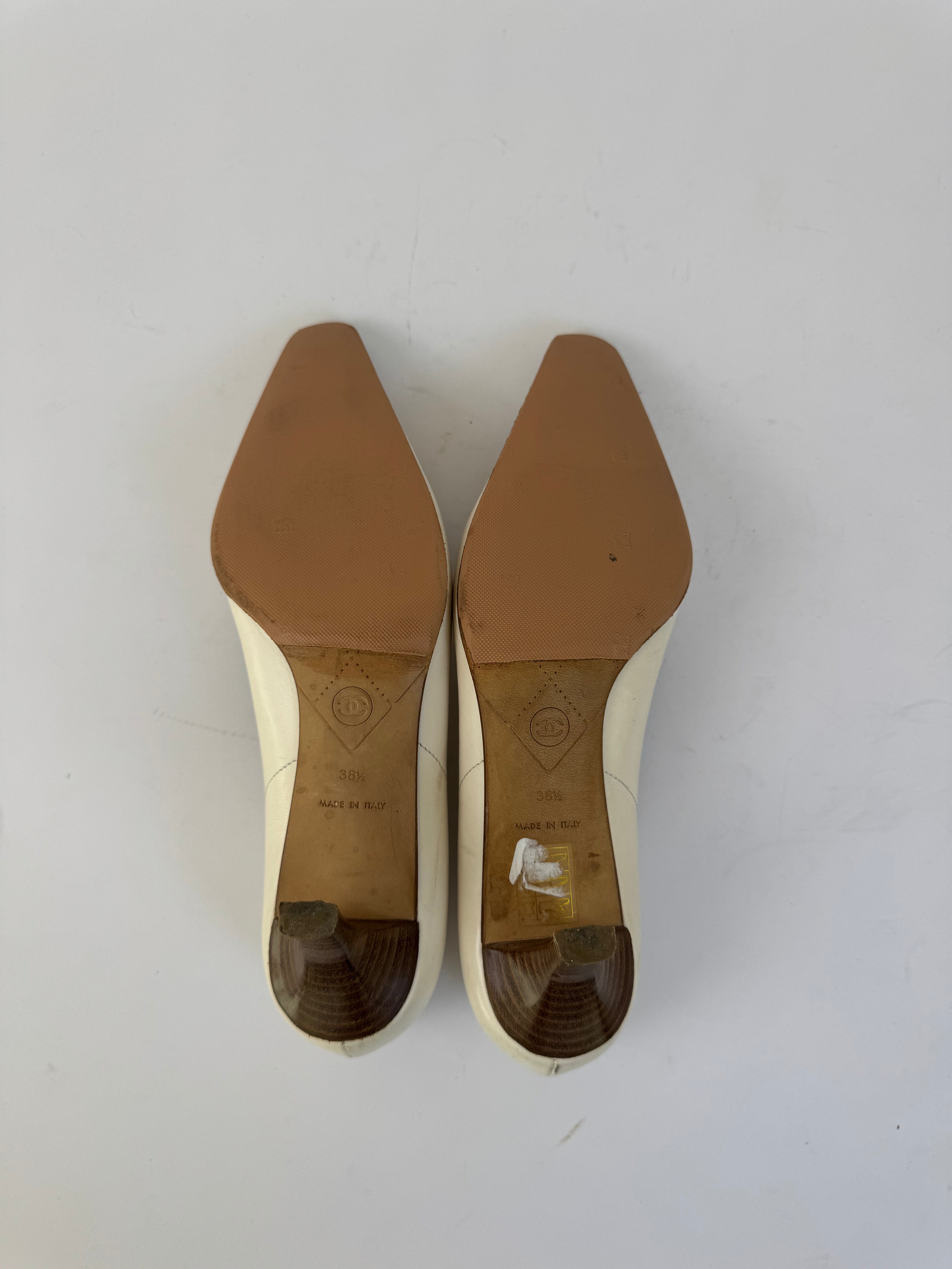 Chanel Beige Leather Bow Cap Pumps 38.5