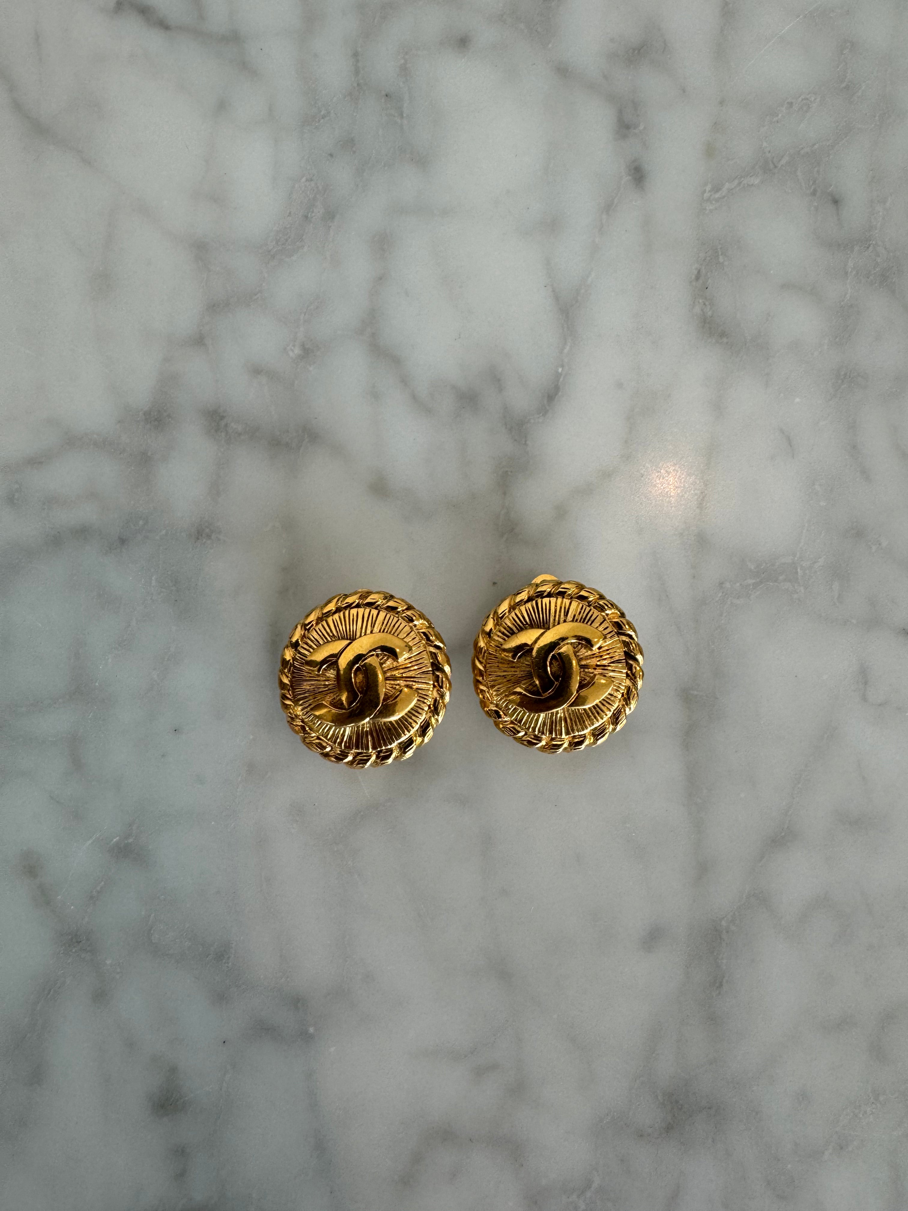 Chanel Gold CC Clip On Earring Solid